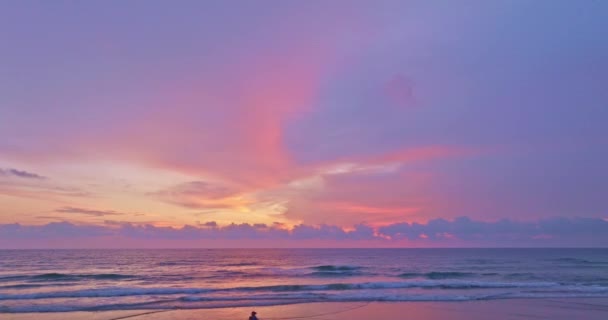 Vista Aérea Del Increíble Cielo Atardecer Sobre Playa Karon Phuket — Vídeos de Stock
