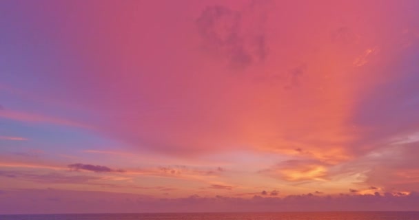 Antenn Utsikt Över Fantastisk Solnedgång Himlen Ovanför Karon Stranden Phuket — Stockvideo