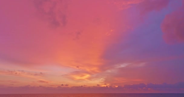 Antenn Utsikt Över Fantastisk Solnedgång Himlen Ovanför Karon Stranden Phuket — Stockvideo