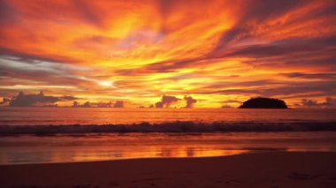 Okyanusun üzerindeki inanılmaz renkli günbatımı gökyüzünün videosu. 