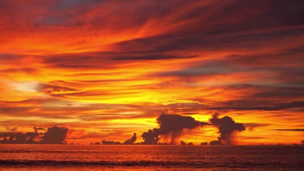 Wideo Niesamowite Kolorowe Zachody Słońca Niebo Nad Oceanem — Wideo stockowe