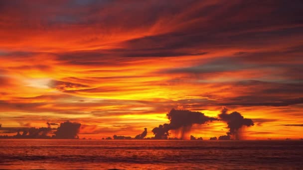 海の上の素晴らしいカラフルな日没の空のビデオ — ストック動画
