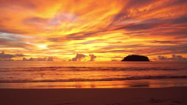Видео Удивительного Красочного Закатного Неба Над Океаном — стоковое видео