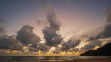 Okyanusun üzerindeki inanılmaz günbatımı gökyüzünün hızlandırılmış videosu 