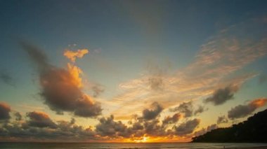 Karon Sahili, Phuket, Tayland 'da inanılmaz günbatımı videosu 