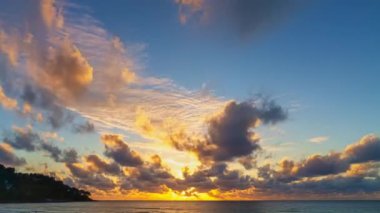 Okyanusun üzerindeki inanılmaz günbatımı gökyüzünün hızlandırılmış videosu 