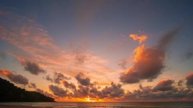 Okyanusun üzerindeki inanılmaz günbatımı gökyüzünün hızlandırılmış videosu 