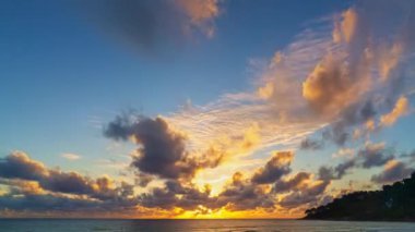 Okyanusun üzerindeki inanılmaz günbatımı gökyüzünün hızlandırılmış videosu 
