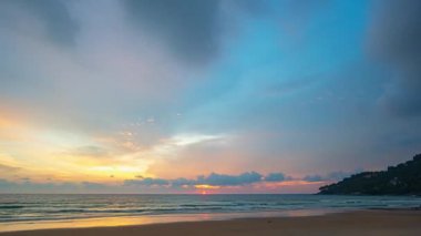 Okyanusun üzerindeki inanılmaz günbatımı gökyüzünün hızlandırılmış videosu 