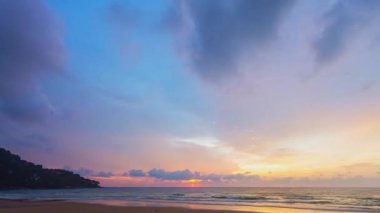 Karon Sahili, Phuket, Tayland 'da inanılmaz günbatımı videosu 