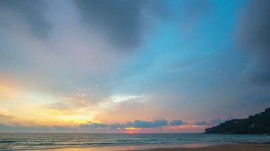 Okyanusun üzerindeki inanılmaz günbatımı gökyüzünün hızlandırılmış videosu 