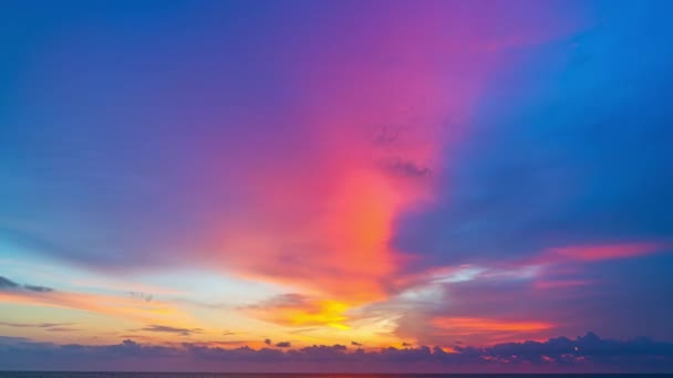 Видео Удивительного Закатного Неба Над Океаном — стоковое видео