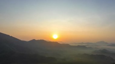 Phang Nga Vadisi 'ndeki altın gün doğumunun hava hiper yanılma görüntüsü. Dağ sırasının güzel manzarası ufuk çizgisi ve batan güneş. Sisli vadi. 