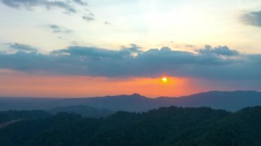 Phang Nga Vadisi 'ndeki altın gün doğumunun hava hiper yanılma görüntüsü. Dağ sırasının güzel manzarası ufuk çizgisi ve batan güneş. Sisli vadi. 