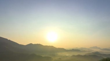 Phang Nga Vadisi 'ndeki altın gün doğumunun hava hiper yanılma görüntüsü. Dağ sırasının güzel manzarası ufuk çizgisi ve batan güneş. Sisli vadi. 