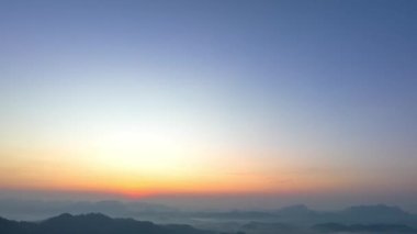Phang Nga Vadisi 'ndeki altın gün doğumunun hava hiper yanılma görüntüsü. Dağ sırasının güzel manzarası ufuk çizgisi ve batan güneş. Sisli vadi. 