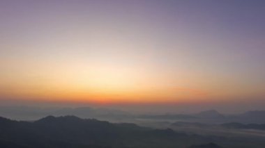 Phang Nga Vadisi 'ndeki altın gün doğumunun hava hiper yanılma görüntüsü. Dağ sırasının güzel manzarası ufuk çizgisi ve batan güneş. Sisli vadi. 