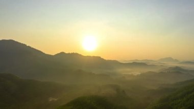 Phang Nga Vadisi 'ndeki altın gün doğumunun hava hiper yanılma görüntüsü. Dağ sırasının güzel manzarası ufuk çizgisi ve batan güneş. Sisli vadi. 