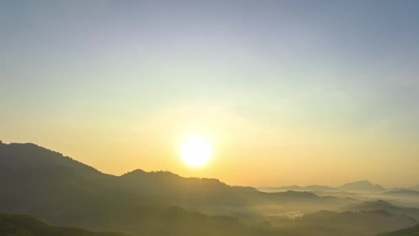 계곡에서 일출의 하이퍼 스카이라인의 아름다운 풍경과 태양을 설정합니다 미스티 — 비디오