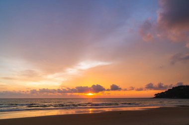 Karon plajının üzerindeki muhteşem pembe gökyüzü Phuket 'in renkli günbatımında