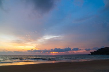 Karon plajının üzerindeki muhteşem pembe gökyüzü Phuket 'in renkli günbatımında