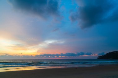 Karon plajının üzerindeki muhteşem pembe gökyüzü Phuket 'in renkli günbatımında