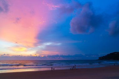 Karon plajının üzerindeki muhteşem pembe gökyüzü Phuket 'in renkli günbatımında