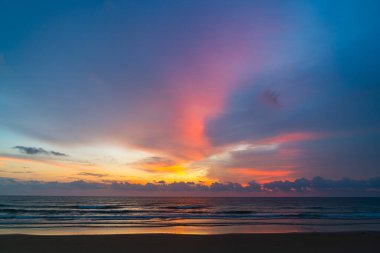 Karon plajının üzerindeki muhteşem pembe gökyüzü Phuket 'in renkli günbatımında