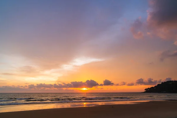 Incrível Céu Rosa Acima Karon Praia Phuket Pôr Sol Colorido — Fotografia de Stock