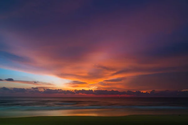 Incrível Céu Rosa Acima Karon Praia Phuket Pôr Sol Colorido — Fotografia de Stock