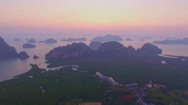 Gündoğumunda Samet Nangshe 'de gökyüzü kızıl, dağ vadisi tepeleri, ve takımadalarla birlikte tropikal yeşil orman ağaçları. Andaman Denizi' nde Phang Nga Körfezi Tayland 'da. takımada arkaplanı.