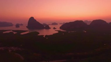 Tropik yeşil ormanlı dağ vadisi Samet Nangshe 'de güzel bir gündoğumu manzarası. Tayland, Phang Nga Körfezi 'nde Andaman Denizi. takımada arkaplanı