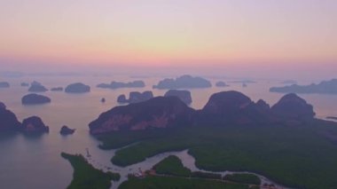 Tropik yeşil ormanlı dağ vadisi Samet Nangshe 'de güzel bir gündoğumu manzarası. Tayland, Phang Nga Körfezi 'nde Andaman Denizi. takımada arkaplanı