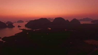Tropik yeşil ormanlı dağ vadisi Samet Nangshe 'de güzel bir gündoğumu manzarası. Tayland, Phang Nga Körfezi 'nde Andaman Denizi. takımada arkaplanı
