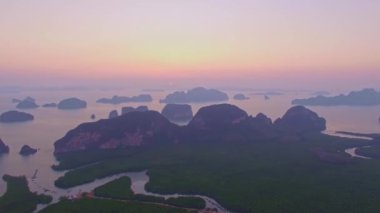 Tropik yeşil ormanlı dağ vadisi Samet Nangshe 'de güzel bir gündoğumu manzarası. Tayland, Phang Nga Körfezi 'nde Andaman Denizi. takımada arkaplanı
