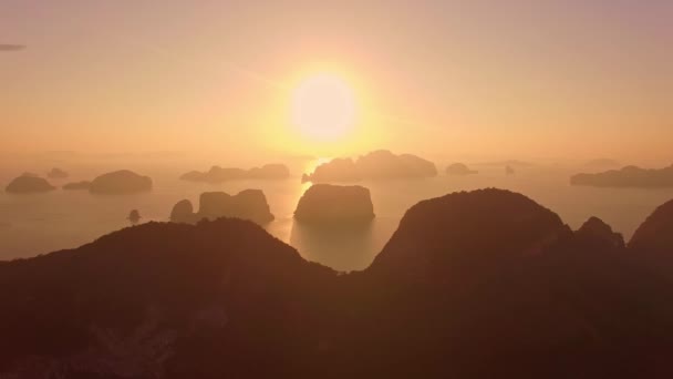Vista Aérea Céu Vermelho Nascer Sol Samet Nangshe Colinas Vale — Vídeo de Stock