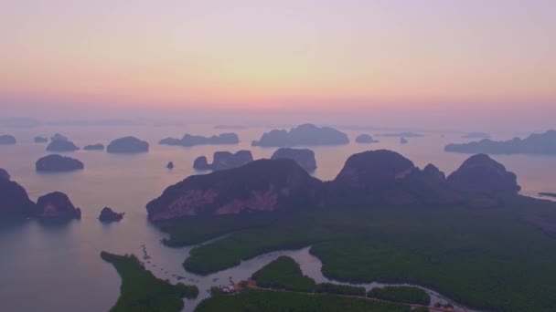 萨迈特南社美丽的日出天空的空中景观 高山山谷与热带绿色森林 泰国Phang Nga湾的安达曼海群岛背景 — 图库视频影像