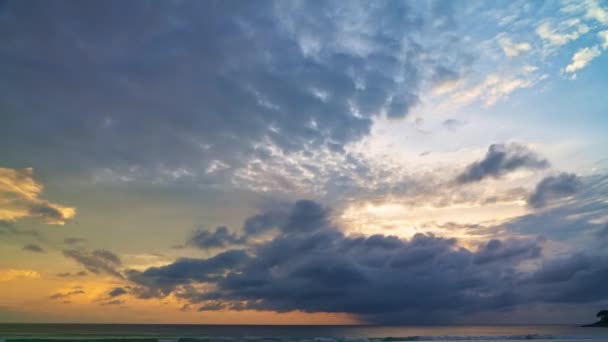 Zeitraffer Video Von Atemberaubender Bunter Wolkenlandschaft Über Dem Meer Bei — Stockvideo