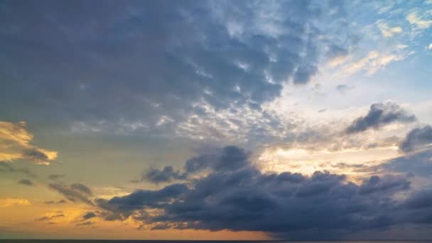 日没で海の上の素晴らしいカラフルな雲のタイムラウンドビデオ — ストック動画