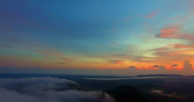 Tayland, Phang Nga 'da güzel bir gün batımı manzarası. Akşamları dağlardan sis yağardı.