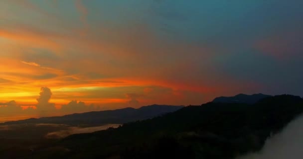 Widok Lotu Ptaka Niesamowity Żółty Zachód Słońca Niebo Nad Doliną — Wideo stockowe
