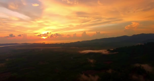 Luftaufnahme Des Wunderschönen Sonnenuntergangs Phang Nga Thailand Abend Strömte Nebel — Stockvideo