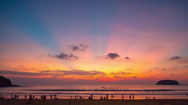 Kata plajı, Phuket, Tayland üzerinde gün batımı gökyüzünde inanılmaz bulutların hızlandırılmış videosu