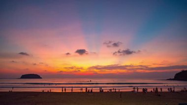 Kata plajı, Phuket, Tayland üzerinde gün batımı gökyüzünde inanılmaz bulutların hızlandırılmış videosu