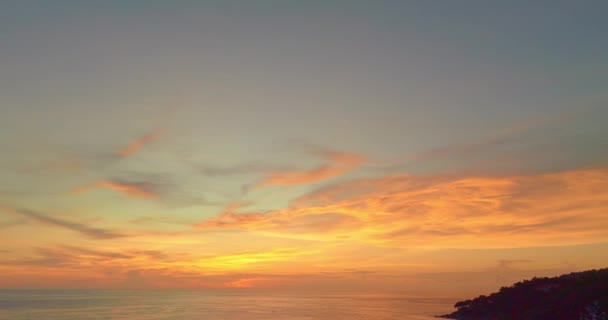 Güneşin Gökyüzünü Dalgaların Üzerine Boyadığı Çarpıcı Günbatımının Renkli Yansıması Kumlu — Stok video