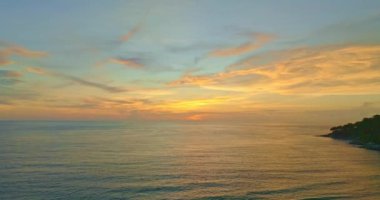 Denizin üzerindeki dramatik günbatımı manzarası, Tayland