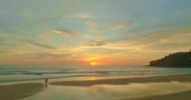 Denizin üzerindeki dramatik günbatımı manzarası, Tayland
