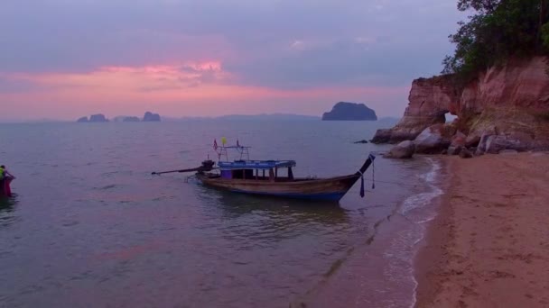 Uzun Kuyruklu Tekneler Turistlerin Tuhaf Şekilli Pelerini Ziyaret Etmelerini Bekliyor — Stok video