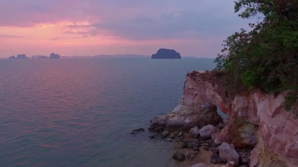 長い尾のボートは観光客が奇妙な形をした岬を訪問するのを待っています 帽子は甘い日没で大きな空白の色でピンクです 海の上の素晴らしいピンクの夕日 — ストック動画
