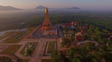 Bang Tong 'da Tayland' ın en yüksek altın pagoda 'sı. Bang Tong Tayland' ın güzel tapınağı Krabi Tayland 'ın etrafındaki çayırlarda sis denizi manzarası...